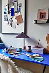 arbetsplats med skrivbord och lampa från &tradition