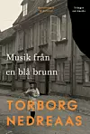 Bokomslag med svartvitt trähus, sittande kvinna och texten ”Musik från en blå brunn” av Torborg Nedreaas.