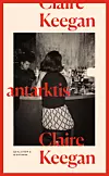 Bokomslag med en svartvit barinteriör och röd text med författarnamnet Claire Keegan.