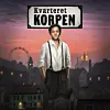 En man i ljus skjorta och mörka byxor står framför en skylt med texten Kvarteret Korpen i en stiliserad stadsmiljö.