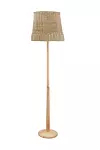 Golvlampa med flätad skärm och smal trästam på vit bakgrund.
