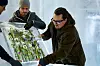oscar kylberg och carl philip bernadotte arbetar med isblock på icehotel