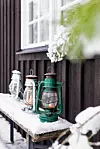 lyktor vid en husvägg