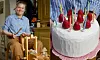 En person sitter med täljverktyg i en arbetsplats fylld av träföremål och trästämnen. På bild är även en gräddtårta med jordgubbar och födelsedagsljus gjord i trä.
