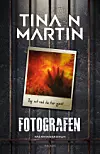 Bokomslag med namnet Tina N Martin och titeln Fotografen, samt ett polaroidfoto med en hand i eld.