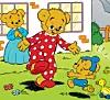 Tecknad bild av en vuxen björn och ett litet barn som leker på gräsmatta vid ett hus.