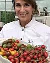 Alexandra Zazzi håller i en form full med tomater.
