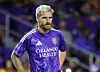 En man i lila fotbollströja med texten Orlando Health står på planen.