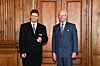 Karl Gustav ”Kalle” Andreas Nilsson står bredvid kung Carl XVI Gustaf.