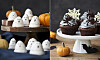 Spökformade bakverk och dekorerade cupcakes på fat med små pumpor.