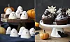 Spökformade bakverk och dekorerade cupcakes på fat med små pumpor.
