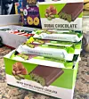 Butikslådor med gröna och vita förpackningar av Dubai Chocolate och pistagefylld choklad.