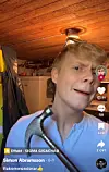En ung person filmar sig själv i ett trångt rum med varm belysning och TikTok-ikoner längs högra kanten.
