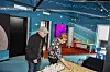 Robert Cumming visar Gunilla Larsson en modell på hur man genom att ha flera radioteleskop inom ett geografiskt begränsat område kan få en tydligare bild av det astronomerna studerar.