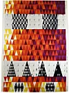 Abstrakt textil med färgblock och triangulära mönster i orange, rött, gult, vitt och svart.