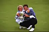 Jesper håller bucklan han vunnit på Scottish Open 1993 och flickvännen Mia Sandsten hjälper till.