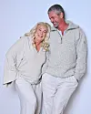 Mia och Jesper Parnevik i en ljus studio.