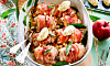 Ugnsform med baconlindade kycklingrullader.