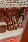 glasyr på pepparkashus i form av istappar