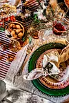 grön tallrik, juliga detaljer, dukat bord