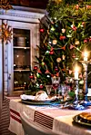 vackert dukat bord och julgran bredvid