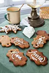 pepparkakor med namn skrivna i kristyr