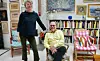 Hustrun Sanna och Claes tar emot i vardagsrummet på Villa Akleja. Här trängs parets många konstskatter.
