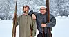 Mattias (vänster) och Jakob (höger) skidar under samma villkor som farfar Ernst, med tunga trälaggar och bambustavar, i vadmalsbyxor och näbbstövlar.