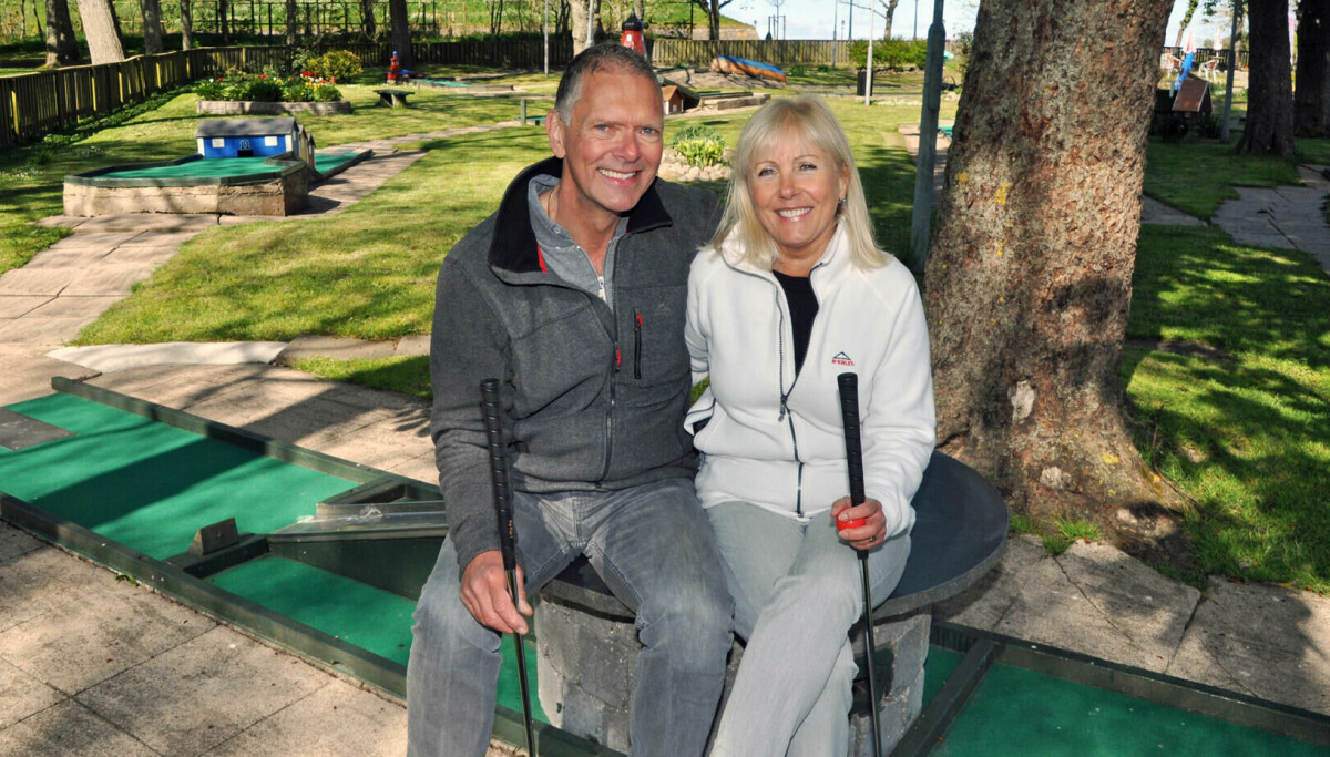 Rademars Agneta och Robert brinner för minigolfen!