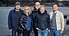 Christian Schmitt och Linda Jägard (till vänster) och Henrik Strömblad (längst till höger) är grannarna som hjälpte till att rädda Jonas Lundell, i mitten. Till höger om Jonas, hans sambo Jenny Thorell.