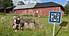Tobias Rönnquist vid drottning Hackas 5 000 år gamla grav i Göteborg.