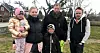 Julia och Marcus Turesson fiskar efter skrot tillsammans med barnen Ella och Melvin. Ofta följer även Marcus kompis Timmy Svahn (längst till höger) med.