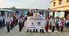 Curt, Björn Söderberg och skolans rektor visar upp skylten som förkunnar att det ska byggas en ny skola, allt medan skolbarnen högtidligt ställt upp sig på den provisoriska skolgården.