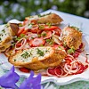 Jordgubbs- och kålrabbisallad med taleggiocrostini