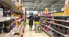 Michelle och mamma Eva Nilsson hjälper personer i riskgrupper med inköpen. Foto: SVT