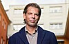 Boksläpp, filmpremiär och teaterdebut. Alex Schulmans höst är ovanligt späckad. Utöver detta driver han även en podd och skriver regelbundet krönikor.