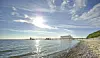 Badbryggorna och strandkorgarna skapar den unika atmosfären i Mecklenburg-Vorpommern. På bilden: Badbryggan i Sellin.