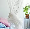 Med skira gardinvåder höjs romantiktemperaturen i sovrummet ett par snäpp. Gardinvåd med brodyr och glittrande paljetter, 299 kr, Indiska.