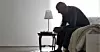 Att få med sig något välkänt, som en filt som luktar hemma, kan lugna den sjuka på demensboendet. (Personen på bilden har inget med texten att göra.) Foto: Istock