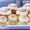 Klassiska semlor med krämig fyllning