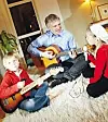 Pappa Thomas jammar med Filip och Kajsa.