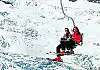 Skidåkare i stollift med glaciären tydlig i bakgrunden. Fina bortre delen av skidsystemet, kallat Längfluh.Foto: Ronnie Hammar
