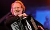 Benny Andersson gör det han älskar mest. Foto: Getty.