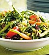 Primörsallad med sparris och späda morötter