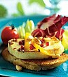 Halloumi på krutong med paprika och pinje