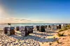 Den vitkorniga sandstranden sträcker sig 42 kilometer runt ön. Foto: Istock