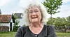 Barbro Lindgren, 88 år, 2025. Fotad i trädgård med gräsmatta, träd och hus i bakgrunden.