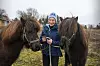 Kerstin med sina två islandshästar, charmtrollen Galsi och Thengill.