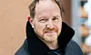 Humor är en allvarlig sak för skådespelaren Morgan Alling.”Det bästa sättet att göra barn lyckliga är när hela familjen skrattar.” Foto: Theresia Köhlin