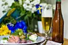 Midsommarafton är en älskad högtid fylld av sång, dans och god mat. Och i flera fall även en hel del dryck. Foto: Pixabay